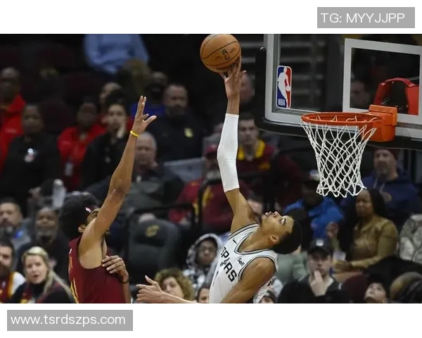 文班亚马首场比赛表现惊艳五次盖帽并隔扣字母哥引发热烈讨论