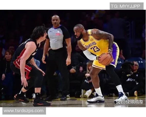 湖人对阵热火精彩对决回顾11月19日比赛亮点与精彩瞬间分析